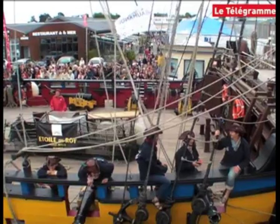 Paimpol. Chant de marin : la foule à l'arrivée des bateaux