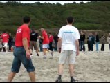 Algues vertes. Le match de foot des agriculteurs sur la plage de Morieux