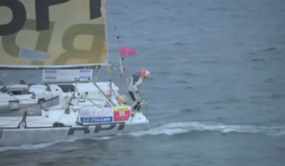 Télécharger la video: Solitaire du Figaro. Jérémie Beyou fait le point au large de la Bretagne