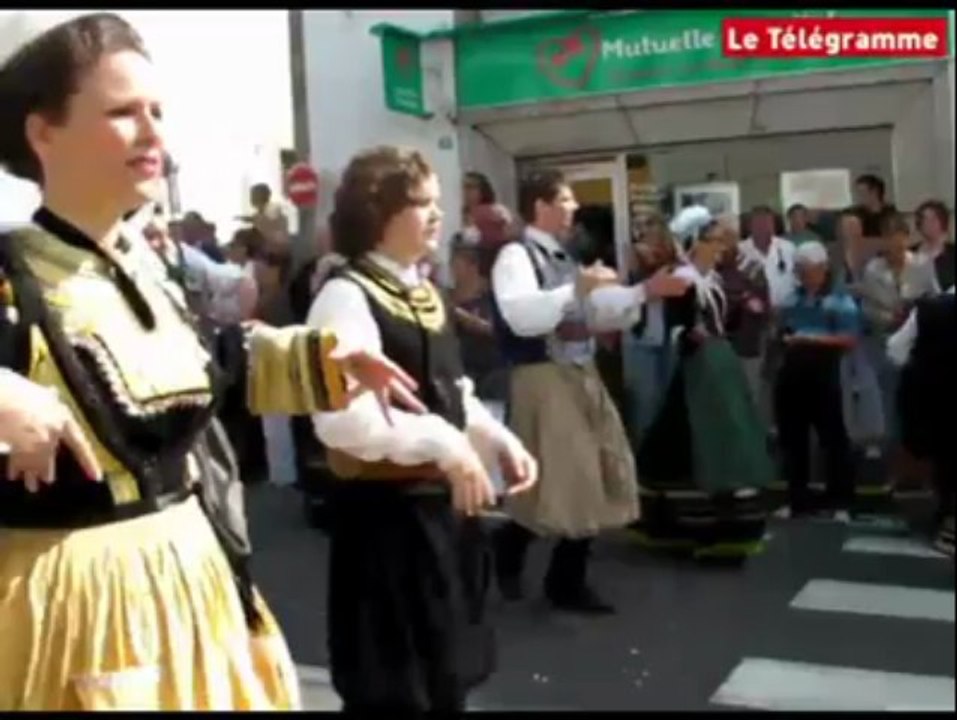 Concarneau. Grand défilé du festival des Filets Bleus