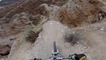 Kelly McGarry fait un Backflip au dessus d'un canyon de 22 mètres de long