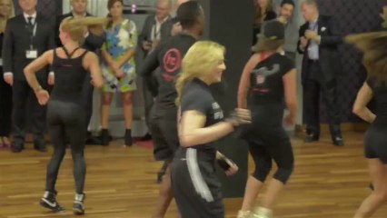 Madonna Berlin'de açtığı Hard  Candy spor merkezinde antrenman yaptı. Bölüm 2