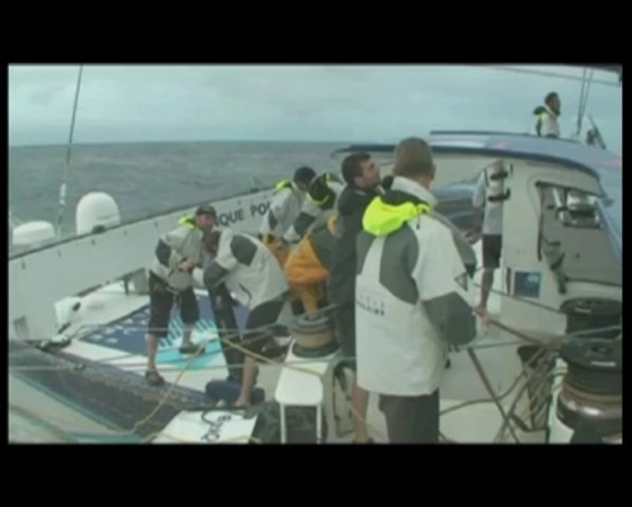 Trophée Jules-Verne. Prise de ris dans le pot au noir