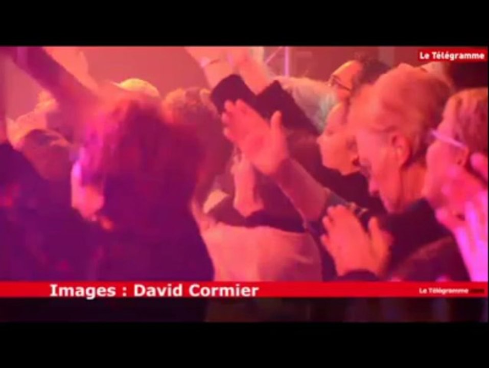 Lanester (56). Demis Roussos fait danser le sirtaki au public