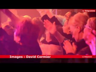 Lanester (56). Demis Roussos fait danser le sirtaki au public