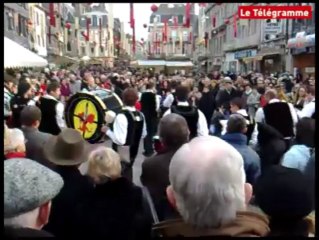 Lannion (22). Ambiance de fête Place du Centre