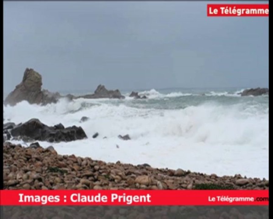 Plougasnou (29). Intempéries : forte houle à la pointe du Diben