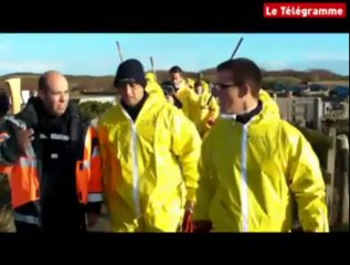 Erdeven (56). Cargo échoué : les images du travail de dépollution