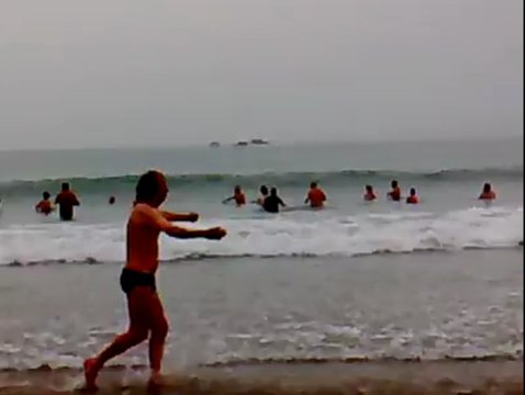 Une trentaine de courageux baigneurs à Perros-Guirec (22)