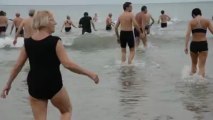 Une soixantaine de baigneurs à la Baie des Rosaires (22)