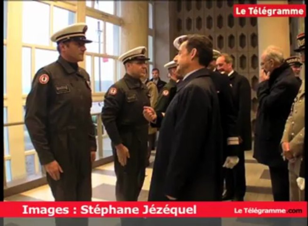 Lanvéoc-Poulmic. Nicolas Sarkozy salue et félicite les pilotes du Caïman