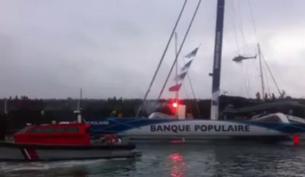 Trophée Jules-Verne. Arrivée du maxi-trimaran dans le port du Château à Brest