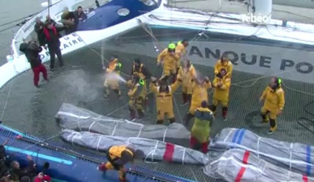 Trophée Jules-Verne. L'arrivée du maxi-trimaran à Brest et l'interview de Loïck Peyron