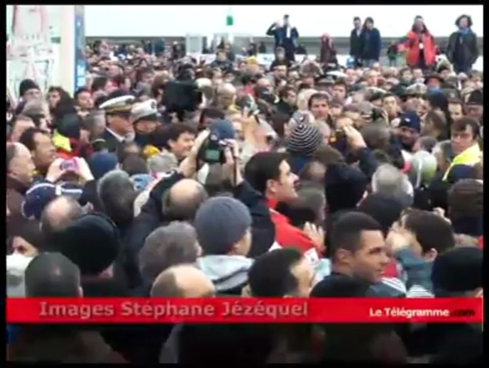 Trophée Jules-Verne. La foule applaudit les marins