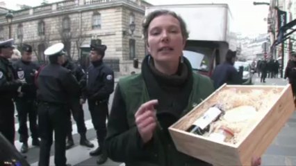 Voeux 2012. Greenpeace offre un cadeau au Président Sarkozy