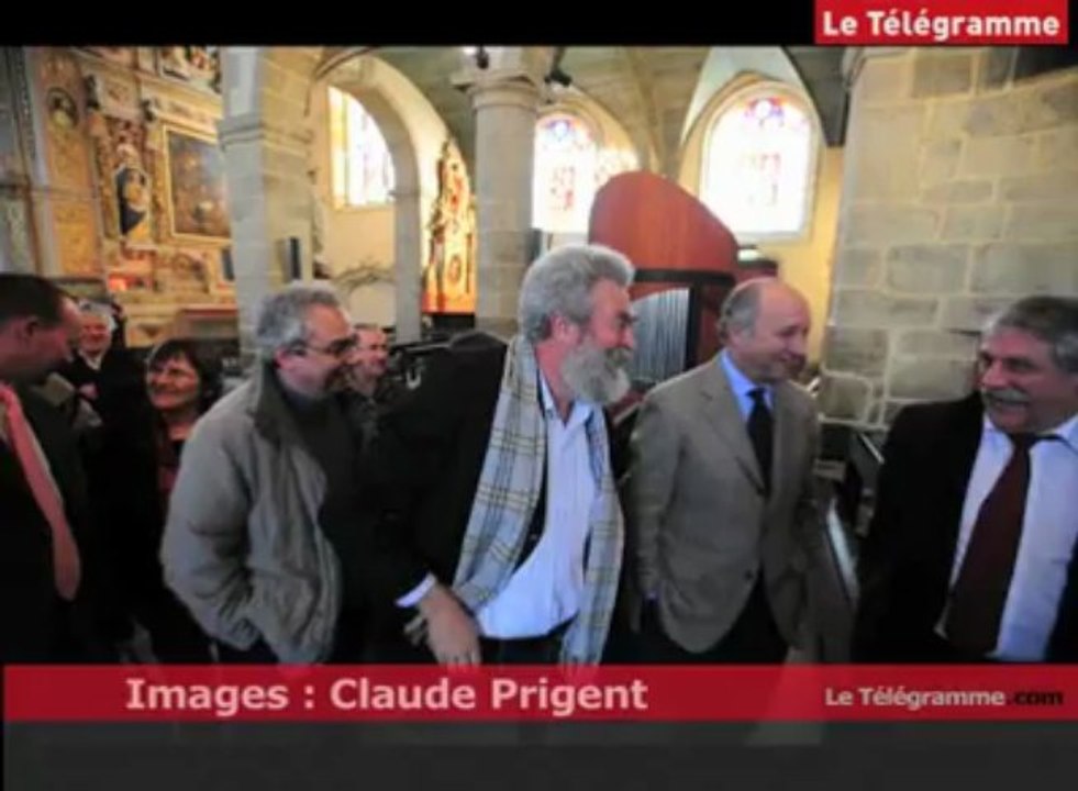 Saint-Thégonnec (29). Laurent Fabius ironise sur la statue à deux trompettes de l'église
