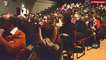 Landerneau. Echange plein d'humour entre Irène Frachon et un pseudo-médecin