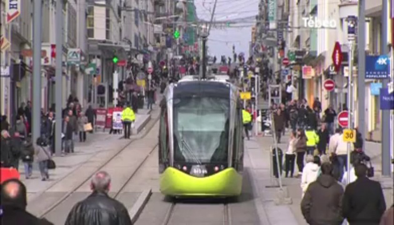 Brest. Passage symbolique du Tram sur la Penfeld