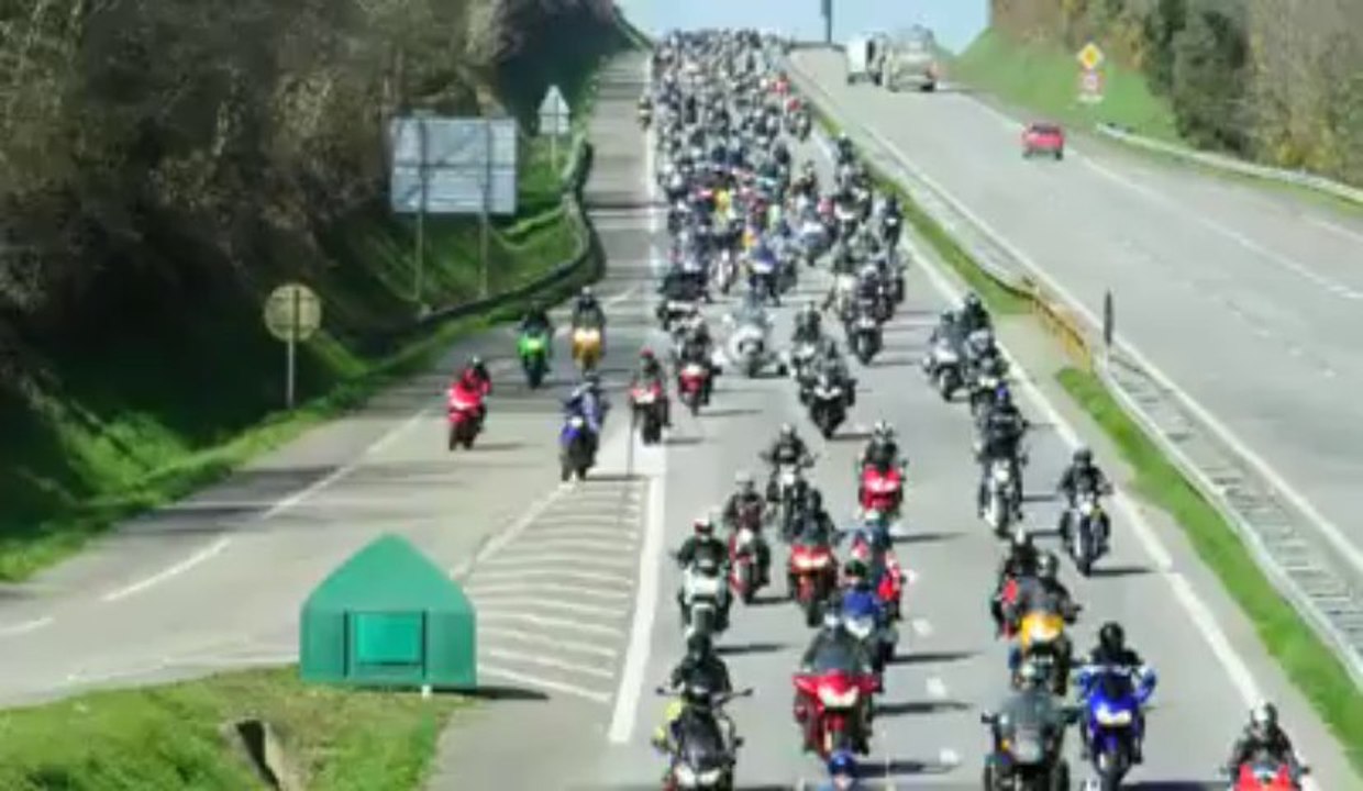 Motards en colère. Opération escargot sur les voies express bretonnes
