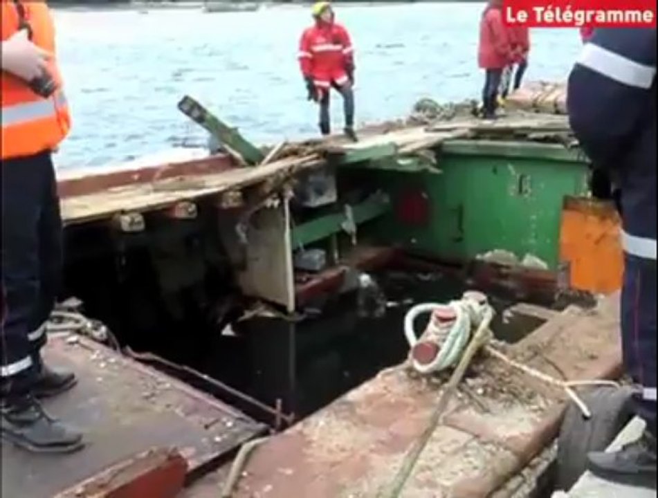 Etel. (56) Pollution d'hydrocarbures dans le port