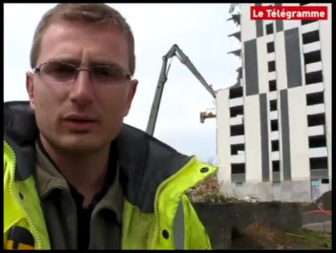 Saint-Brieuc. Spectaculaire démolition d'une tour de la Croix-Lambert