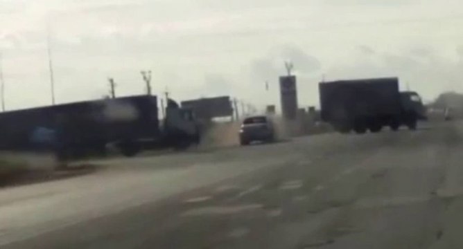 Chain between 2 trucks.... and FAIL.. Big car crash...