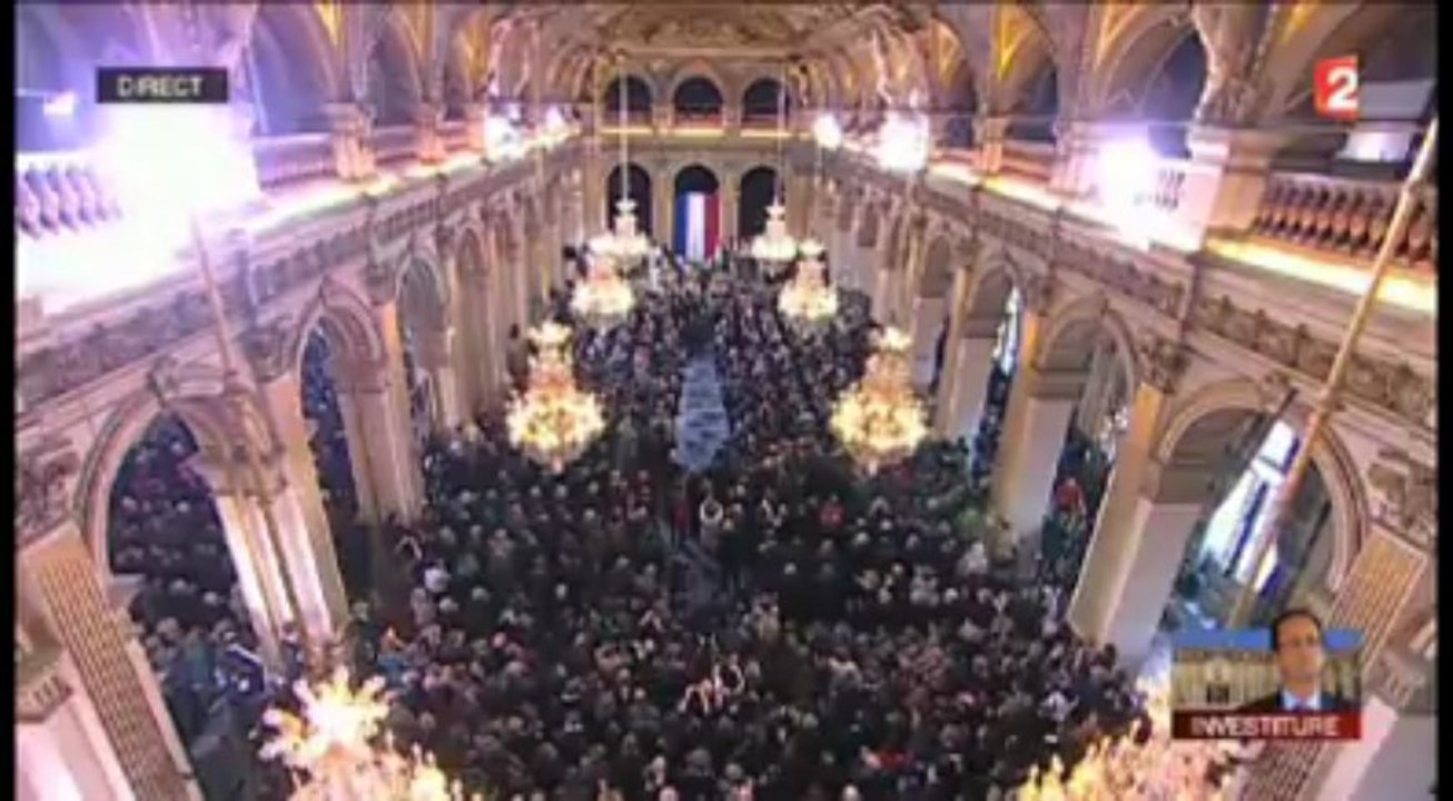 Hôtel de ville de Paris. Bain de foule et longue ovation pour François Hollande