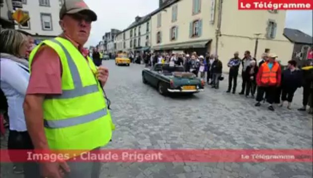 Carhaix. Départ en fanfare du tour de Bretagne des véhicules anciens