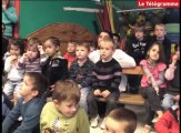 Paimpol. Yann Eliès chante avec les petits de Kernoa