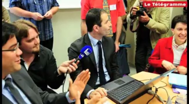 Morlaix. Benoît Hamon au Centre de surveillance du commerce électronique (CSCE)