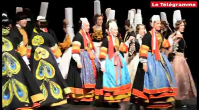 Pont-l'Abbé. Les enfants du siècle ont lancé les Brodeuses