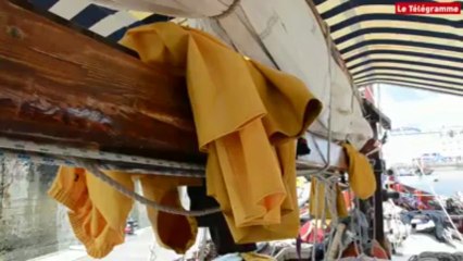 Tonnerres de Brest. Un Zulu décharge des denrées équitables