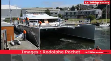 Concarneau (29). Mise à l'eau d'un catamaran exceptionnel