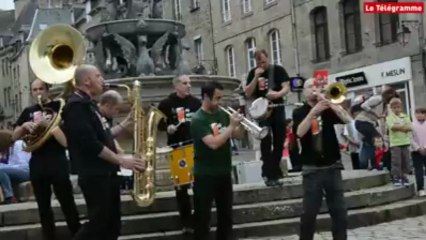 Jeud'his de Guingamp. La fanfare "No water please" met de l'ambiance