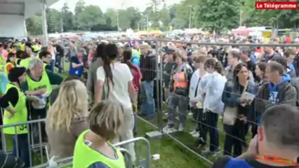 Vieilles Charrues. A l'entrée, une petite foule tranquille