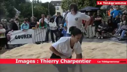 Festival de Cornouaille. Deux journalistes essayent le gouren