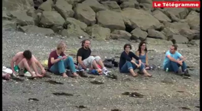 Bout du Monde. Le matin, c'est baignade pour les festivaliers