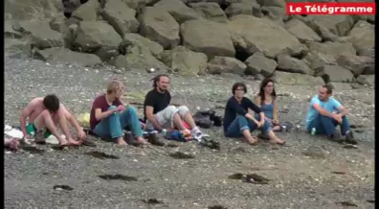 Bout du Monde. Le matin, c'est baignade pour les festivaliers