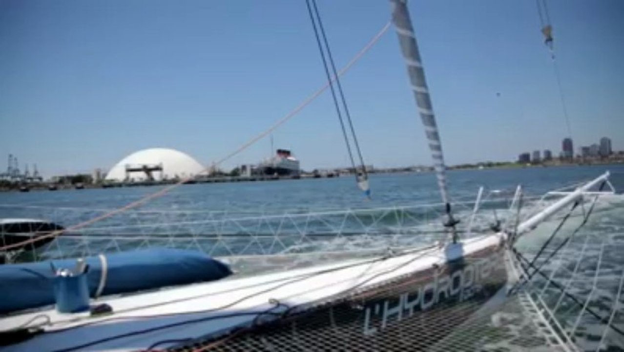 Tentative de record. Mise à l'eau de l'Hydroptère DCNS