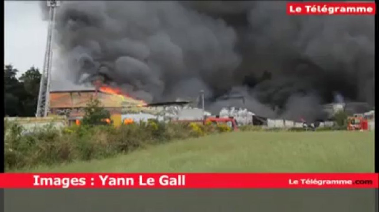 Kersaint-Plabennec (29). Les images de l'incendie de l'entreprise Somatex