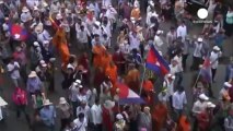 Miles de camboyanos se manifiestan para pedir que se...