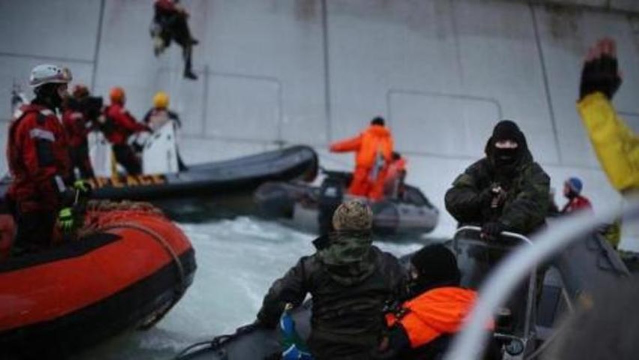 Russia drops Greenpeace piracy charges