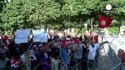 Tunisia, massacro di agenti nell'anniversario della...