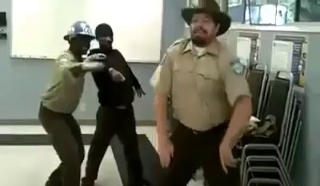 COP DANCES AND HE'S GOOD!!! -REALLY FUNNY
