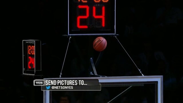 La mascotte de l'équipe de baskett-ball de Brooklyn va coincer le ballon en mettant un DUNK!