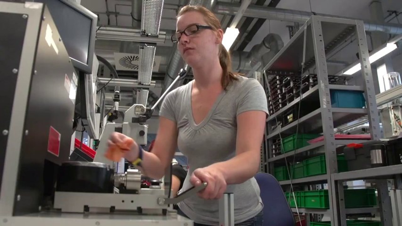 Welche Anzeigemöglichkeiten bietet das elektronische Druckmanometer von ifm?