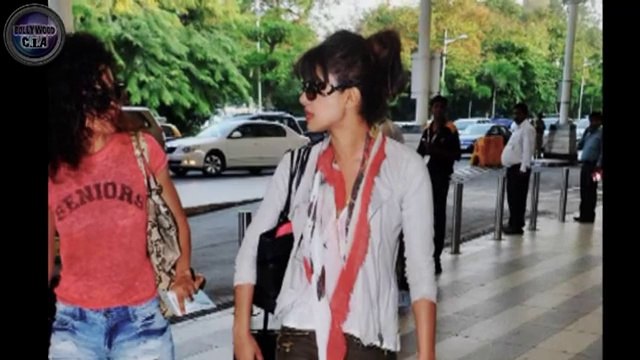 Kangana Ranaut PUBLICLY HUGS Priyanka Chopra