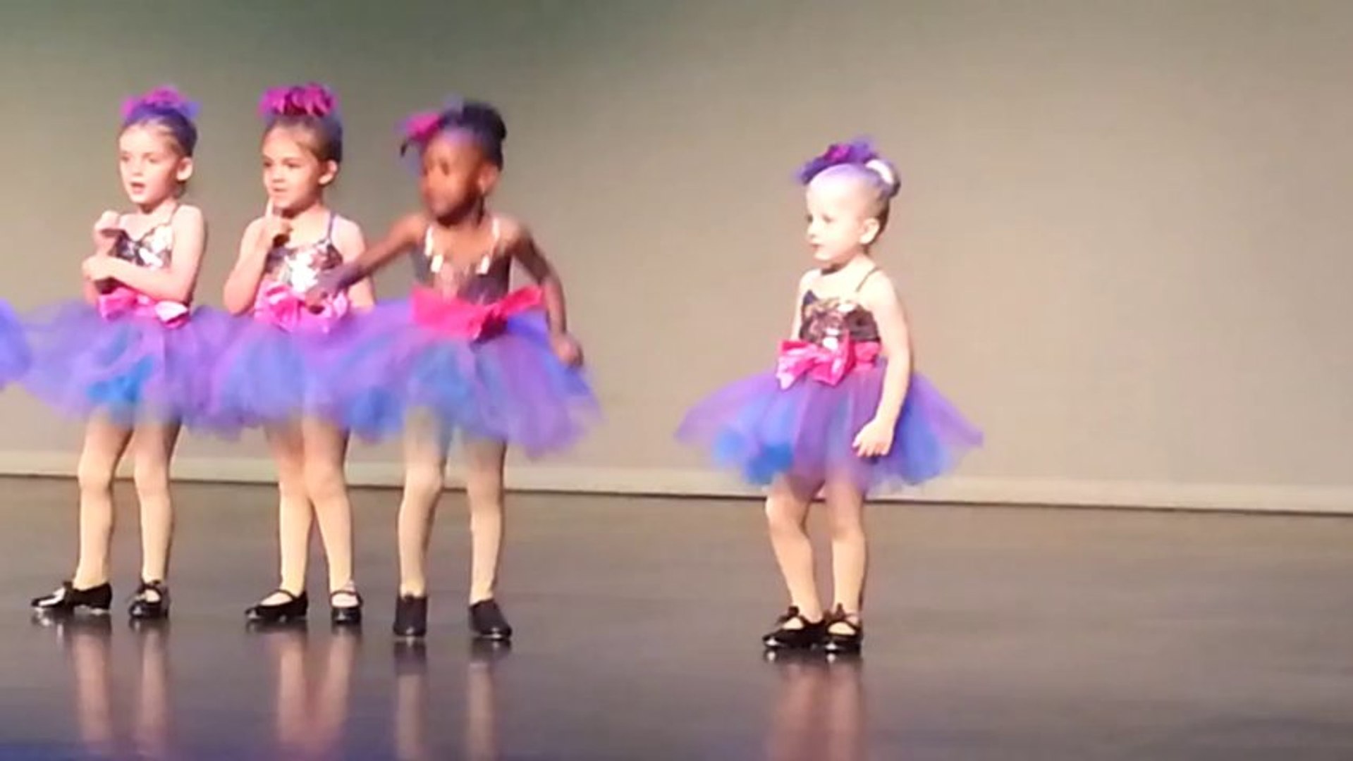 Une danseuse de claquette de 4 ans fait le SHOW! Enorme! - Vidéo Dailymotion