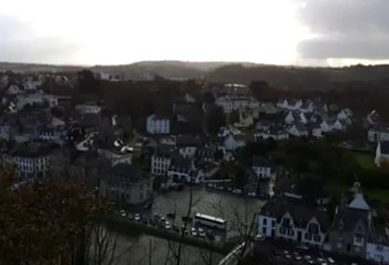 Châteaulin. Falaise : l'hélicoptère en manoeuvre