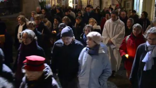Vannes. Procession aux flambeaux : les chrétiens fêtent Marie